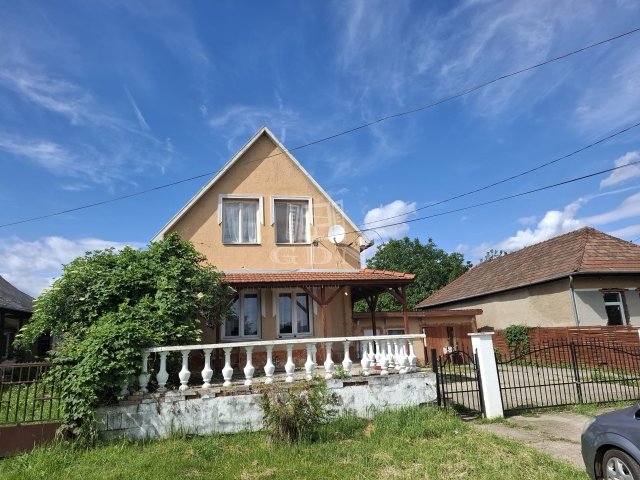 Eladó családi ház, Szikszón 26.5 M Ft, 5 szobás