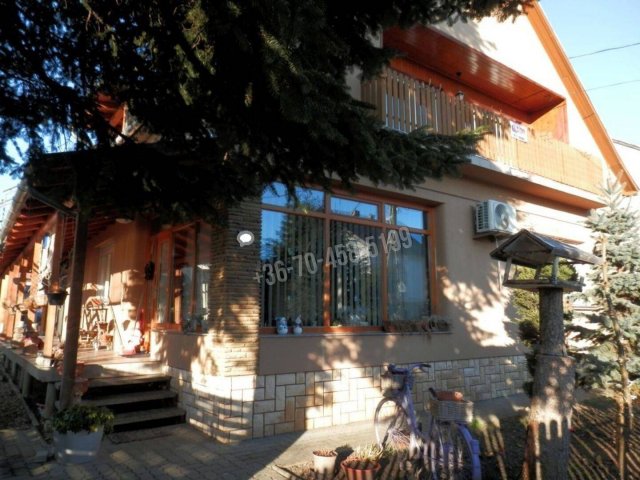 Eladó családi ház, Keszthelyen 220 M Ft, 6 szobás