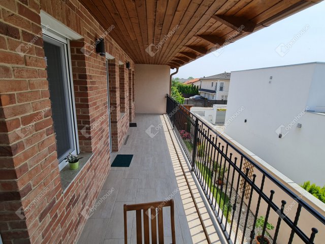 Eladó családi ház, Szegeden 295.99 M Ft, 7 szobás