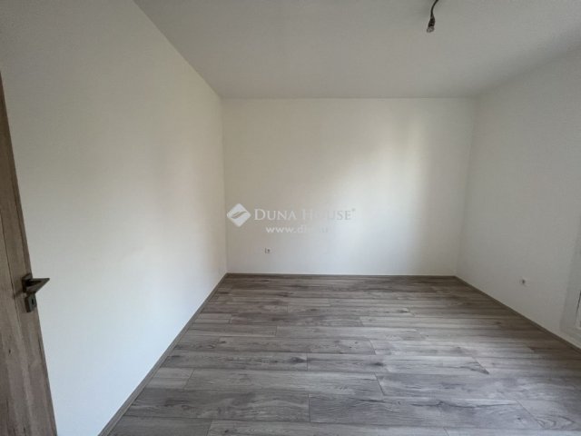 Eladó panellakás, Pécsett 52.9 M Ft, 4 szobás