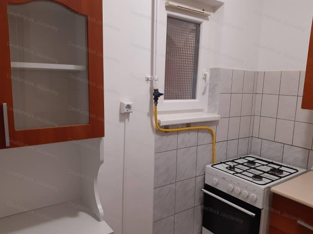 Eladó panellakás, Szolnokon 26.9 M Ft, 1+2 szobás