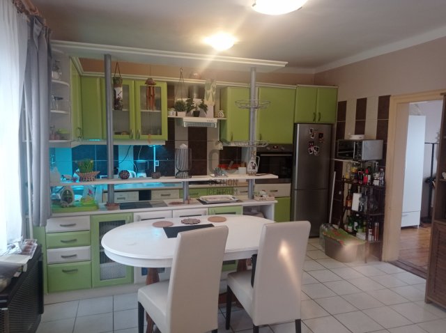 Eladó családi ház, Pécsett 94.9 M Ft, 6 szobás