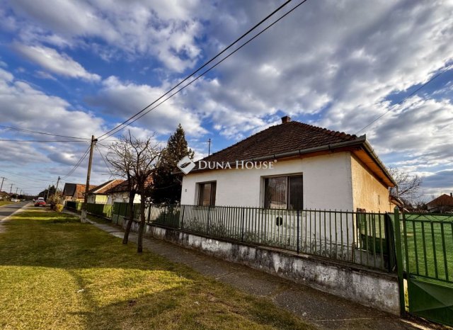 Eladó családi ház, Tápióságon 18 M Ft, 3 szobás