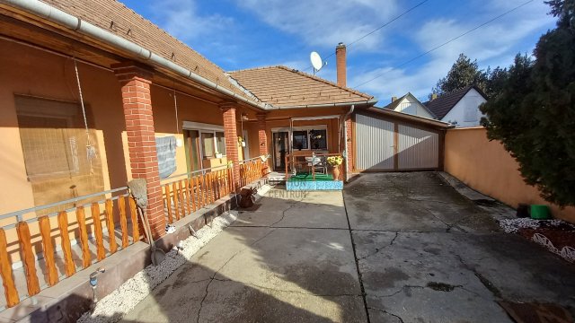 Eladó családi ház, Bátaszéken 29.9 M Ft, 3 szobás