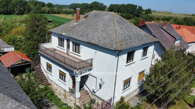 Eladó családi ház, Marcaltőn 31.9 M Ft, 5 szobás
