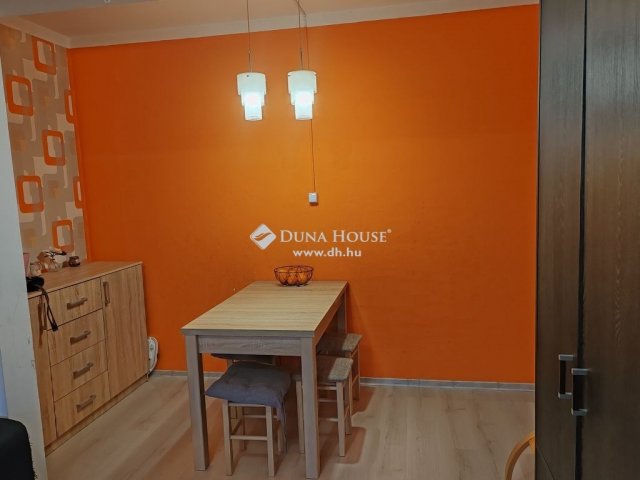 Eladó panellakás, Tatabányán 36.5 M Ft, 3 szobás