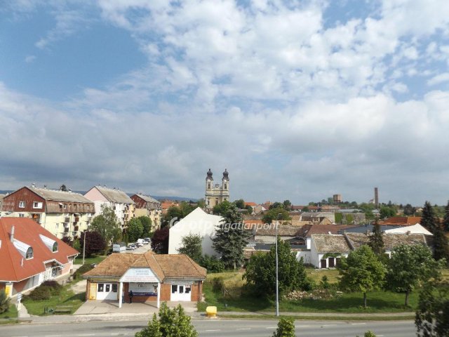Eladó téglalakás, Tatán 52 M Ft, 1+2 szobás