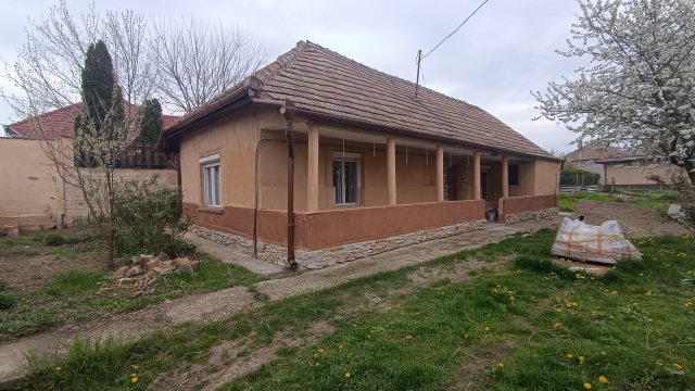 Eladó családi ház, Úrin 24.9 M Ft, 1 szobás
