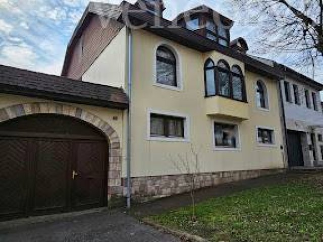 Eladó családi ház, Egerben 110 M Ft, 7+1 szobás