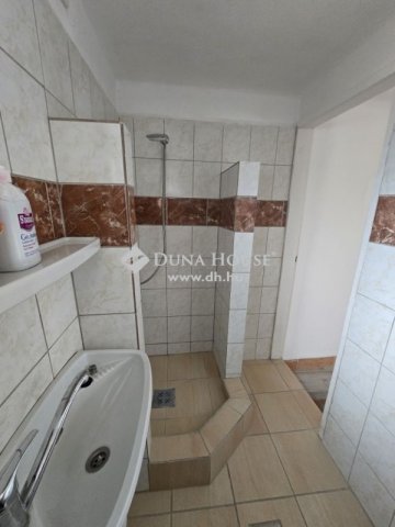 Eladó családi ház, Pécsett 18.5 M Ft, 2+2 szobás