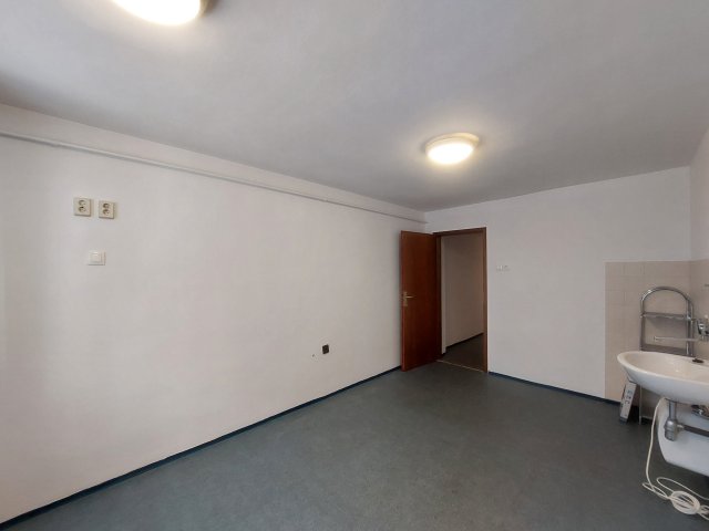 Kiadó üzlethelyiség, Szegeden 90 E Ft / hó, 2 szobás