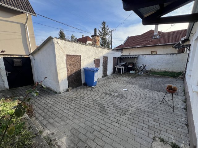 Eladó családi ház, Veszprémben 39.9 M Ft, 2 szobás
