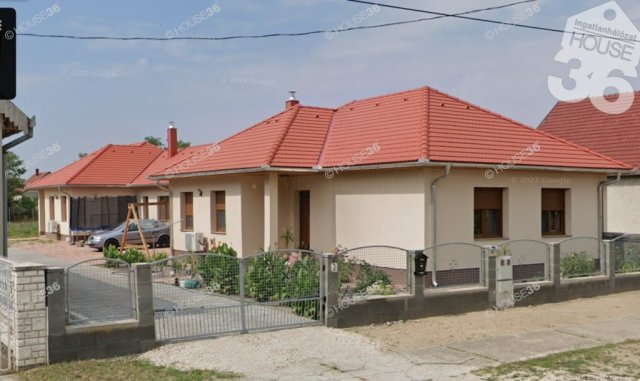 Eladó családi ház, Bócsán 147.8 M Ft, 6 szobás