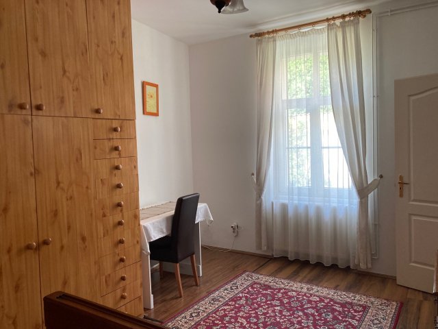 Kiadó téglalakás, albérlet, Pécsett, János utcában