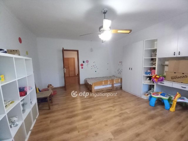 Eladó családi ház, Szakmáron 11.8 M Ft, 4 szobás