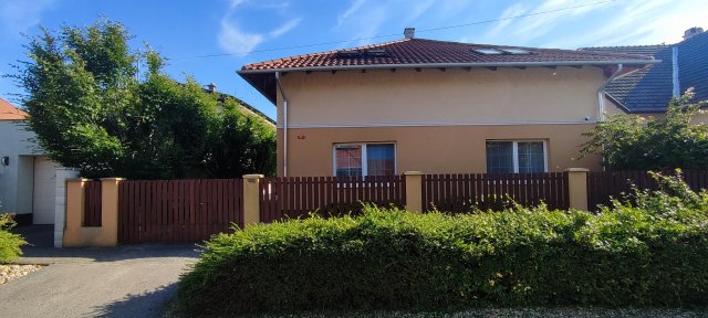 Eladó családi ház, Komáromban 380 M Ft, 7+1 szobás