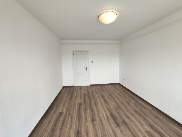 Eladó panellakás, Komáromban 53 M Ft, 3 szobás