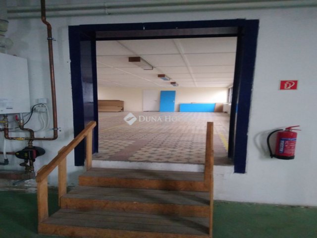 Kiadó ipari ingatlan, Esztergomban 1805 E Ft / hó