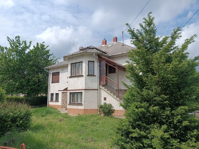 Eladó családi ház, Ajkán 49.5 M Ft, 5 szobás