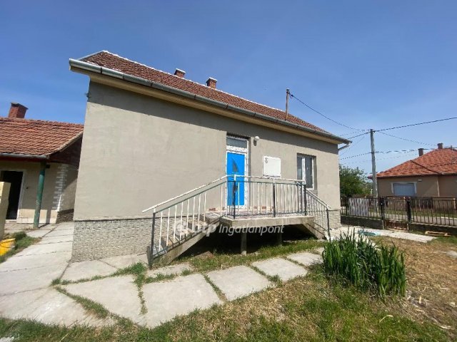 Eladó családi ház, Újszászon 23 M Ft, 2 szobás