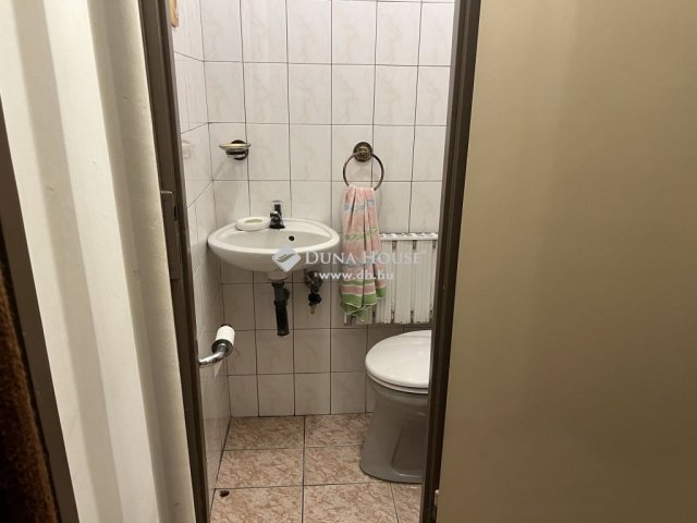 Eladó családi ház, Jászberényben 77 M Ft, 8 szobás
