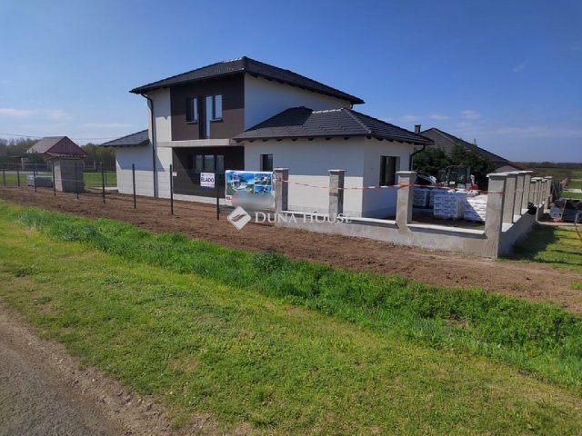 Eladó nyaraló, Buzsákon 165 M Ft, 5 szobás