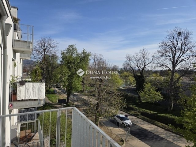 Eladó téglalakás, Pécsett 81.9 M Ft, 4 szobás