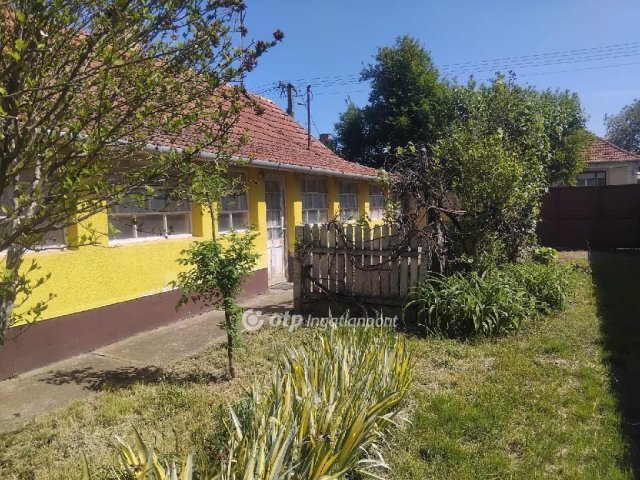 Eladó családi ház, Hajdúböszörményen 27 M Ft, 2 szobás