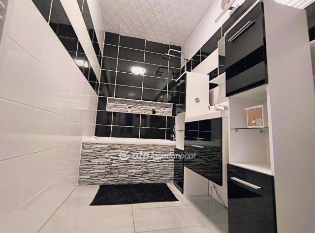 Eladó téglalakás, Szolnokon 52 M Ft, 3 szobás