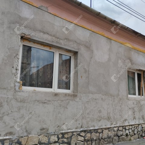 Eladó családi ház, Pápán 24 M Ft, 2 szobás