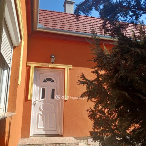 Eladó családi ház, Dombóváron 24.5 M Ft, 2 szobás