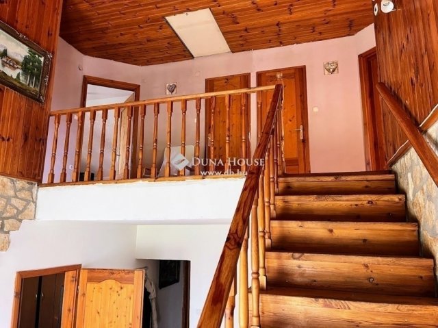 Eladó családi ház, Pécsett 89 M Ft, 6 szobás