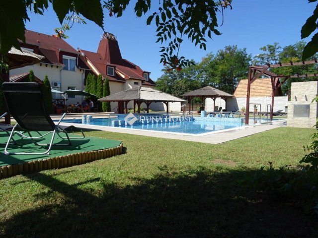 Eladó családi ház, Lajosmizsén 647 M Ft, 15 szobás