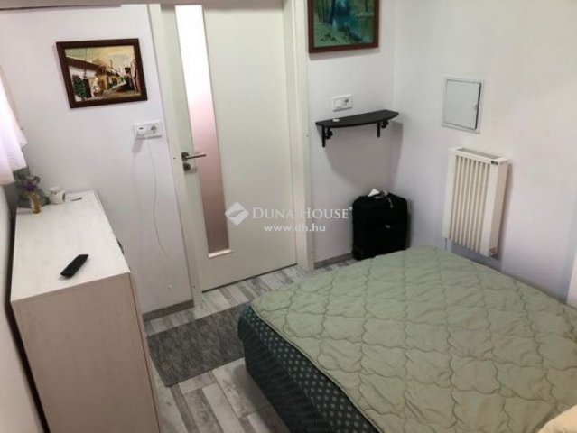 Eladó családi ház, Cegléden 83.9 M Ft, 8 szobás