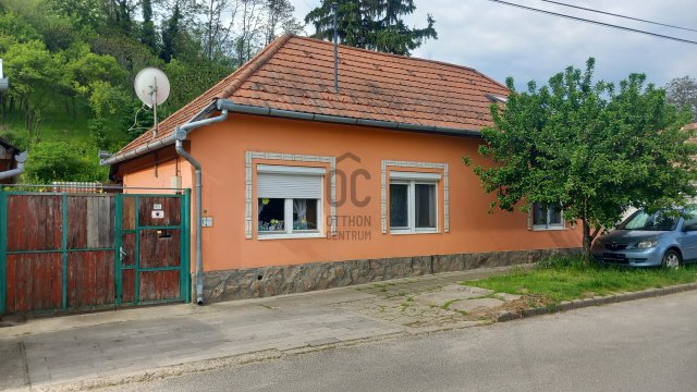Eladó családi ház, Szekszárdon 39.9 M Ft, 6 szobás