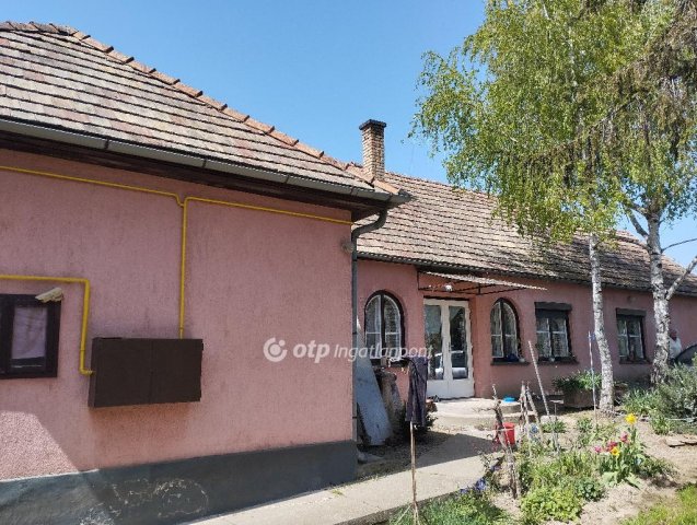 Eladó családi ház, Szekszárdon 34.9 M Ft, 3 szobás