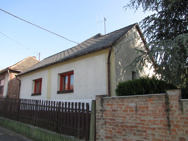 Eladó családi ház, Komlón, Kinizsi Pál utcában 11.45 M Ft