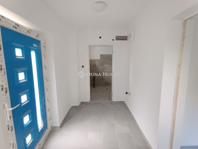 Eladó családi ház, Újszászon 19.5 M Ft, 2 szobás