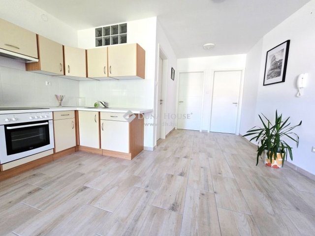 Kiadó téglalakás, albérlet, Pécsett 250 E Ft / hó, 3 szobás