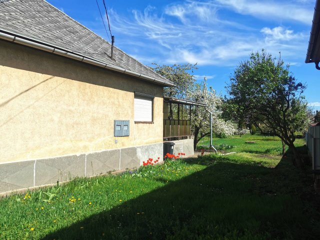Eladó családi ház, Szirmabesenyőn 38.1 M Ft, 4 szobás