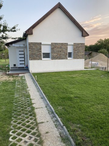 Eladó családi ház, Győrött 44.8 M Ft, 2 szobás