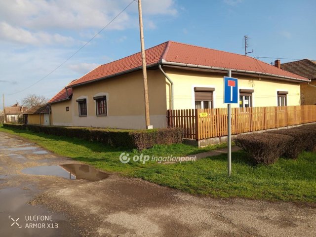 Eladó családi ház, Tiszaföldváron 36.9 M Ft, 4 szobás