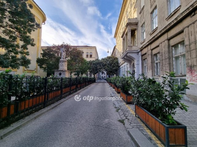 Eladó téglalakás, Budapesten, VI. kerületben 79.9 M Ft, 2 szobás