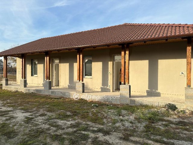 Eladó családi ház, Dánszentmiklóson 80 M Ft, 3 szobás