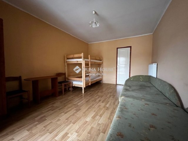 Eladó üzlethelyiség, Szentlászlón 75 M Ft