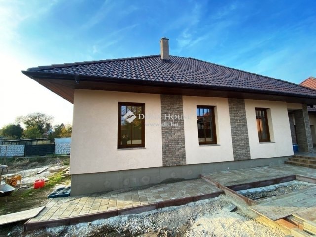 Eladó ikerház, Tápiószecsőn 68.5 M Ft, 3 szobás