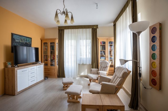 Eladó családi ház, Pécsett 129 M Ft, 7 szobás