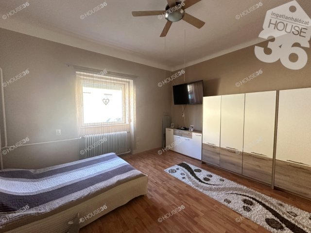 Eladó téglalakás, Kiskunfélegyházán 58 M Ft, 4 szobás