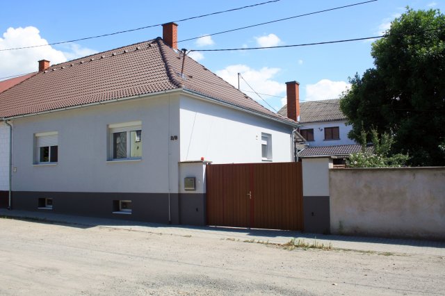 Eladó családi ház, Baján, Vitéz utcában 64.9 M Ft, 3 szobás
