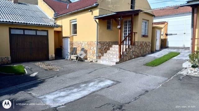 Eladó családi ház, Pécsett 84 M Ft, 1 szobás